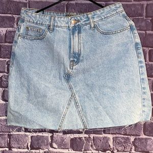 Denim Co brand denim skirt in a light wash size 6.